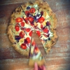 Vissa dagar har vi lite extra mycket att göra, då får man lyxa till lunchen lite. 
Men för att inte härma våra vänner på rosteriet så gör vi pizza på franska och kallar det tarte flambée.