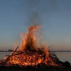Valborgsmässoafton på sandsnäs.
Onsdag 30 april.
Brasan på stranden tänds omkring kl.19.30, vårsång med Hedesunda Sångare. Egons Kvartett spelar på uteserveringen och omkring kl. 22.00 kommer ett storartat fyrverkeri skytas från bryggan!
Välkommen till Re