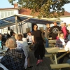 Mycket folk på uteserveringen, strandbaren. Sommar, sol, grillbuffé och allsång! Kan det bli bättre!