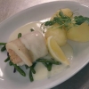 Räkfylld fiskrulad med citronsås, haricoverts och kokt potatis