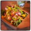 Salmalax, handskalade räkor, cashewnötter, marinerad rödlök, mango, blancherad broccoli, Rårivna rotsaker, Gröna blad och vit quinoa (ja, den är också ekologisk). #ekologiskt #zestkarlstad #sallad #organic #näringstät