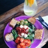 Chili marinerad tonfisk sallad med mozzarella/marinerade tomater/italienska oliver/grillat levain bröd..god lunch✔