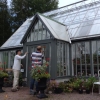 Nu målas det för fullt på Niklasdams Trädgård. Här är det pelargonmuseet som får ny färg. Det gäller att passa på innan regnet kommer.