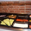 Ta sallad och sås efter egen smak!