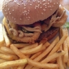 Nr 8 Knights Burger, med lökringar, jalapeno, barbecue sås, senap, ost och bacon:))