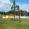 Nu är midsommarstången uppe och redo för glada vuxna och barn som vill dansa kl 15. Glad midsommar önskar receptionen!