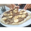 Dessert pizza med Nutella, banan och valnötter