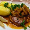 MENY v 33

Måndag 10 augusti
Kött: Rimmad oxbringa med timjansky och stekt färskpotatis      
Fisk: Laxpanna med citronsås och kokt potatis

Tisdag 11 augusti
Kött: Biff Lindström med inlagda gurkor och kokt potatis 
Fisk: Pangasiusfilé med nudlar och vit