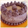 Här på Café Milou har vi alltid olika tårtor att fresta med. En av veckans nyheter är Choklad tårta, varvad med Choklad Ganache & Jordgubbsmousse och slutligen toppad med Choklad Mousse

Och självklart är det hembakat 