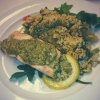 Ugnsbakad lax med citronpesto serveras med en bulgursallad