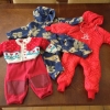 Jodå, visst har vi barnkläder för alla väder!
I både textil och läder & kanske nån fjäder!