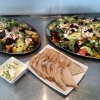 Onsdagens middagscatering!
Chêvresallad med timjan & honungsrostade rödbetor, smulad chêvre, avokado samt pinjenötter & balsamicohonung.
Serveras med surdegsbröd samt philadelphia.
