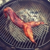 Jaktsäsongen ligger i träda, grillen står i förrådet. Drömmarna löper amok, för vad är bättre än egenfällt kött på grillen? Så länge jaktsäsongen vilar får vi rota i frysen. I Bondens frys hittar du vilda tars-, tass-, klöv- och fendjur, men grillen får d