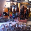 Lätta drycker, feta korvar och nykärnat smör! Hantverksmässigt framställd must och pils. Smöret är kärnat av de fantastiska kockarna på Far i hatten!