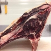 Vi har fått underbar respons på förra veckans hängmörade kött från Skärshults gård! Väderprognosen inför kommande helg ser fantastisk ut så planera in några skivor välhängd härlighet till din grill. På fredag kröner vi kyldisken med deras t-bone och entre