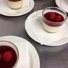 Idag på morsdag serverar vi vit chokladpannacotta med halloncoulis.