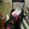 En smidig grej att ha i bilen! Kolla lätt av och på babyskyddet i bilen. Inget krångel med bilbältet. Passar till Brio babyskydd. 200 kr