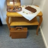 Litet 40-tals bord med herr necessär, dam plånbok och beauty bag.