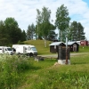 Campingen i full blom med både turister och blommor