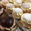 Vanlig traditionell semla, en mindre kaffesemla och fantastiska choklad o vaniljsemlan. 

Välkomna till oss !