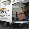 Titta så fin och bra vår nya lastbil är, tack alla ni som har gjort det möjligt genom att skänka varor och handlat hos oss. Nu kommer våra ryggar också att må bättre. Visst är den fin.