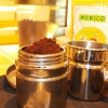 Fyll filtret mer eller mindre så här (beroende på hur starkt du vill ha kaffet). Obs, pressa inte kaffet med skeden.
Più o meno così (dipende da quanto forte si desidera il caffè). Attenzione, non pressare il caffè con il cucchiaino.