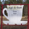 Kaffekoppen stående på vägen bredvid Kaféet