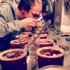 Med näsan djupt i koppen på gårdagens koppning. Idag stänger vi baren kl17:00 men fram till dess serverar vi som vanligt fantastiskt kaffe och delikata rawcakes! #kaleikaffebar #hantverkskaffe