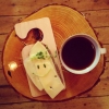 Say cheeeese! Dagen börjar bra på Kale'i med en kopp pacamara från Mexico och ostmacka på levain!