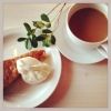 Kaffekoppen, hjortronkaka, en klick grädde & livet känns rätt gôtt :) Välkomna på lunch, fika & gomiddag idag!