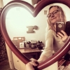 Dagen till ära slår jag till med en selfie i hjärtspegel i min älskade lilla butik. Önskar alla följare en trevlig kväll!
