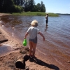 Bild från Kröngården av @maria_sjrlf - Sista dagen i Småland. Det blåser lite kallt, men Lowe är nöjd med att leka i vattenbrynet.