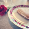 Nu är dags att fira kärleken! Vi sätter hjärtan på allt och bakar både klassisk valentinbakelse och mini-moussebakelser! Välkomna att beställa <3