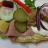 Lite av varje...Blandmacka. Rågkaka med ost,skinka, leverpastej och köttbullar.