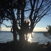 Bild från Midingstorp av @ruthwelinder - Alice och jag vid sjön Mien. Juldags-promenad i solen