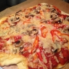 En pizza har fördelen att kunna innehålla (eller toppas med)vad som helst, allas favoriter på samma yta och utan kartongsmak. Värt att laga hemma
Smaklig spis