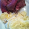 Missa inte dagens lunch, tjälaknöl med hemlagad potatisgratäng, smarrigt.