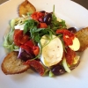 Helgens fräschaste sallad! Buffelmozzarella, rostad paprika, kronärtskocka, oliver, semitorkade tomater och crostini...mmm