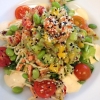 Basilikamarinerad kräftstjärtsallad med mango- och avokadosalsa och nudlar, helgens självklara val!