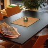 Bästa bordet för att läsa tidningen medan man avnjuter sin mat.