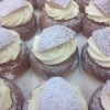 Varför inte lyxa till fredagen med en semla.
Välkomna!