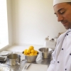 Angelo pressar färska citroner till vår friska citronsorbet. Kom in och prova! #citron #limone #sorbet #gelato #gelatoscarfo #ålstensgatan12 #ålsten #bromma