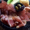 Solen skiner och det blir en underbar dag i Eriksberg, kom och testa vår uteservering eller köp med något att äta nere på bryggan. Vi har Antipasti, grillad foccacia och ciabatta, sallader och varm mat att välja mellan - Allt går att ta med.