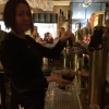 En hårt arbetande bartender