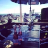Lite rosé och en god bit mat hos oss på terrassen 