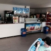 Svalkar det inte tillräckligt i poolens 28 gradiga vatten finns det kallt att äta och dricka i Beachpoolens glasscafe....