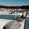 Tillbringa ett par sköna augustidagar vid poolen, boka stuga från 540kr/natt på Lundegård Camping & Stugby.