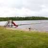 Liten sandstrand, bryggan och några lekredskap.