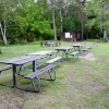  Flera bord och bänkar.