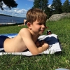 Bild från Görvälnsbadet av @jessicasundberg72 - #semester #sol #bad #barn #familj #badkruka Gustaf och jag är badkrukor och stannar på land. Maken och Filippa plaskar i böljan den blå (och blir blåa om läpparna 